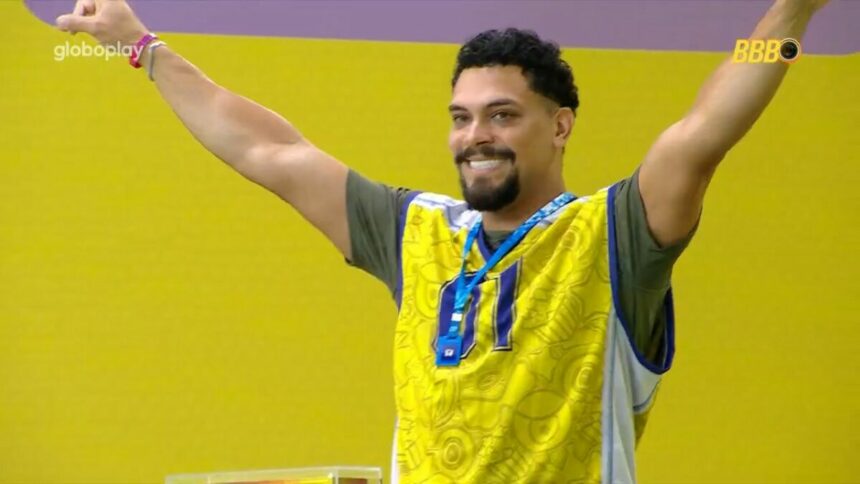 Vinicius levanta os braços e comemora vitória na 7ª Prova do Anjo do BBB 25