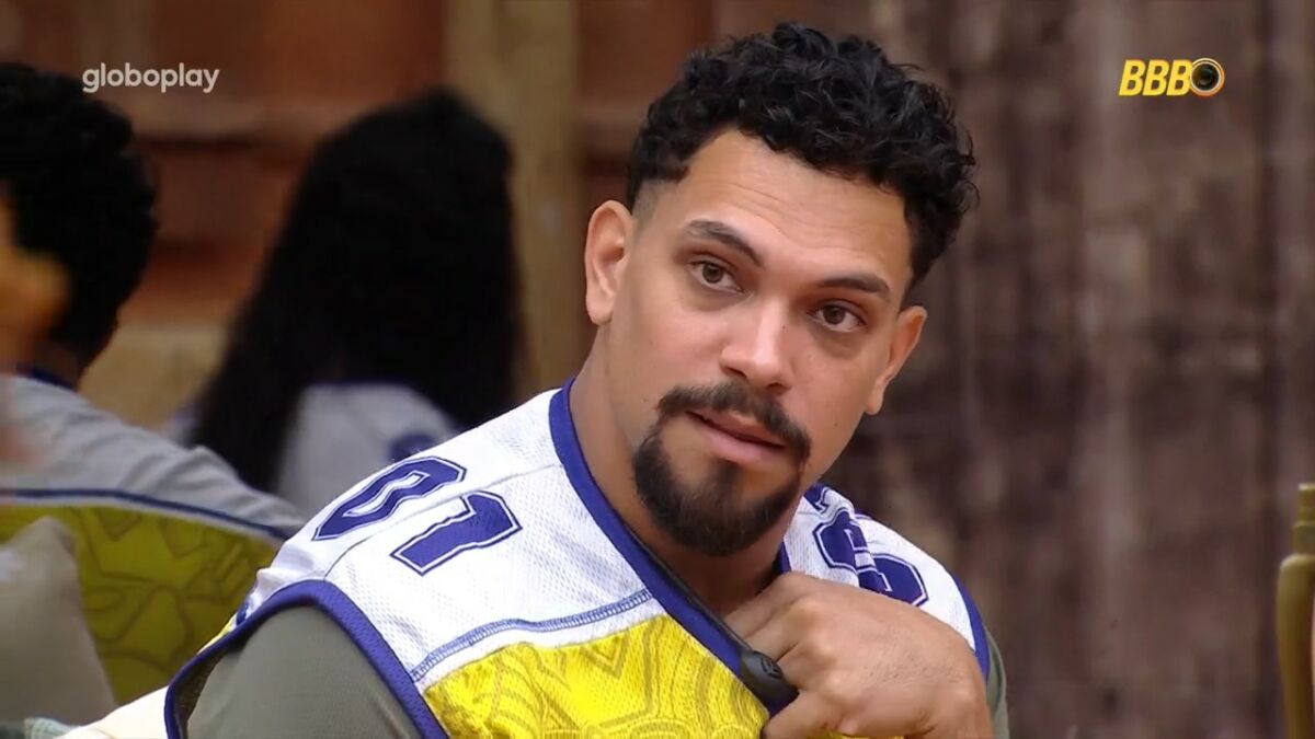 Vinicius sorrindo no quarto nordeste do BBB 25