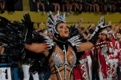 Viviane Araújo como rainha de bateria da Salgueiro de fantasia preto e branco