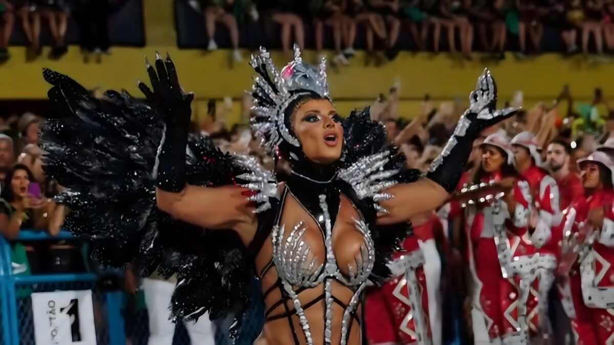 Viviane Araújo como rainha de bateria da Salgueiro de fantasia preto e branco