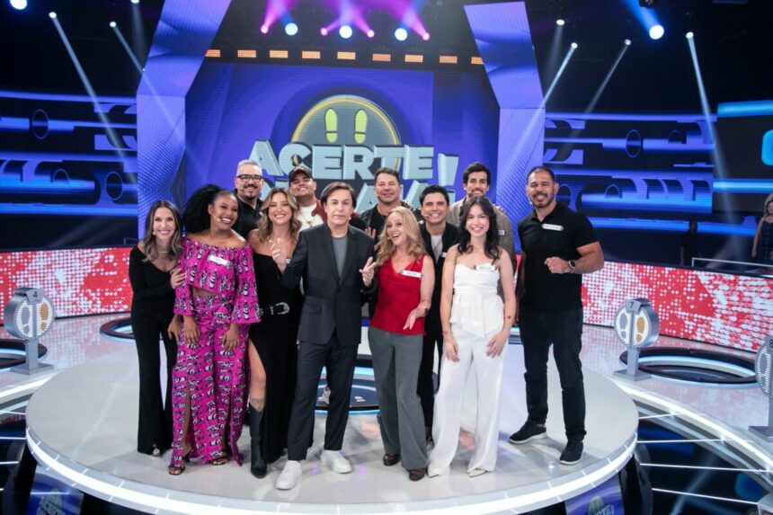 Elenco do 35º episódio do Acerte ou Caia no centro do palco do programa ao lado de Tom Cavalcante