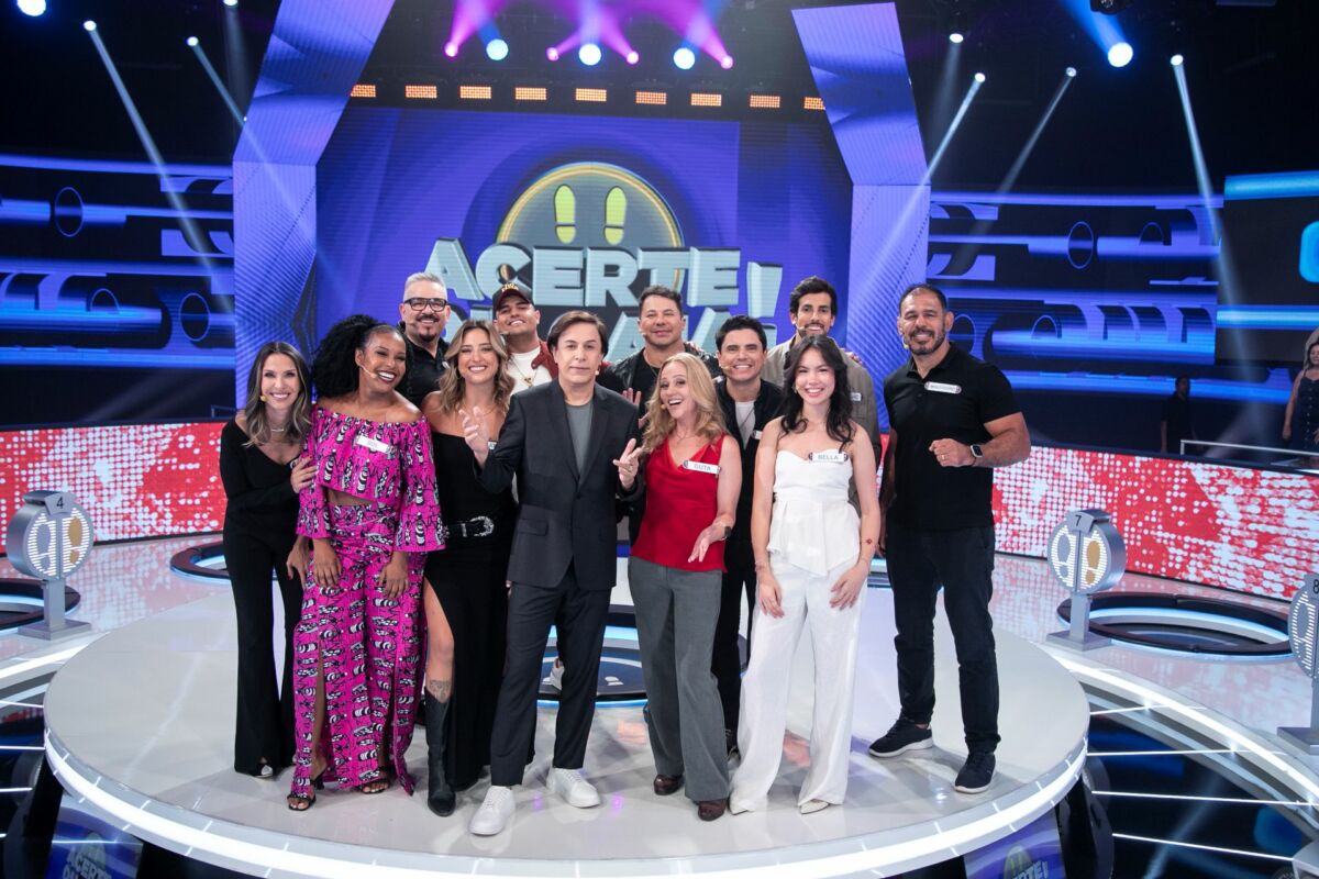 Elenco do 35º episódio do Acerte ou Caia no centro do palco do programa ao lado de Tom Cavalcante