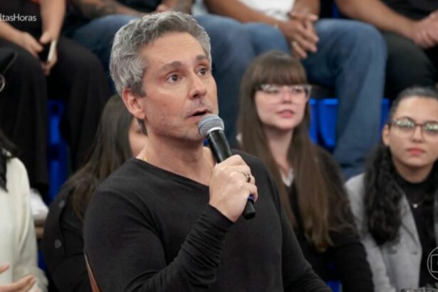 Alexandre Nero, em frente a plateia, em trecho de participação no Altas Horas