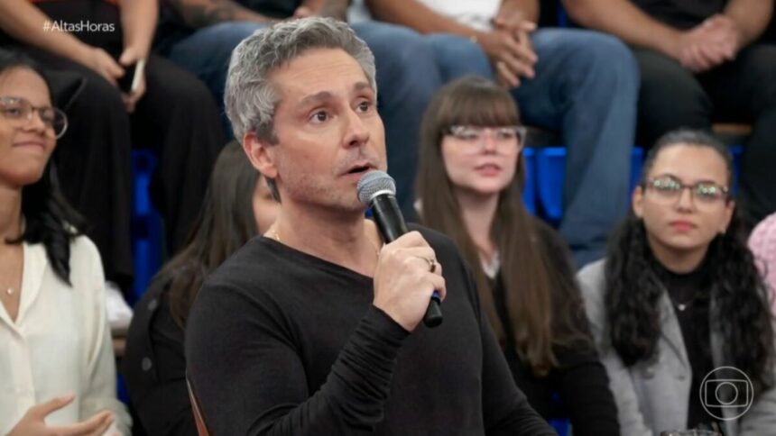 Alexandre Nero, em frente a plateia, em trecho de participação no Altas Horas