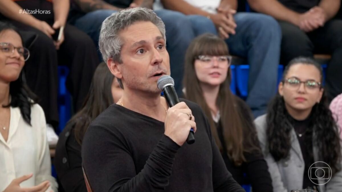 Alexandre Nero, em frente a plateia, em trecho de participação no Altas Horas