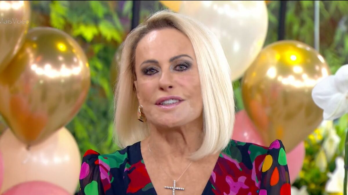 Ana Maria Braga emocionada com balões ao fundo, no Mais Você