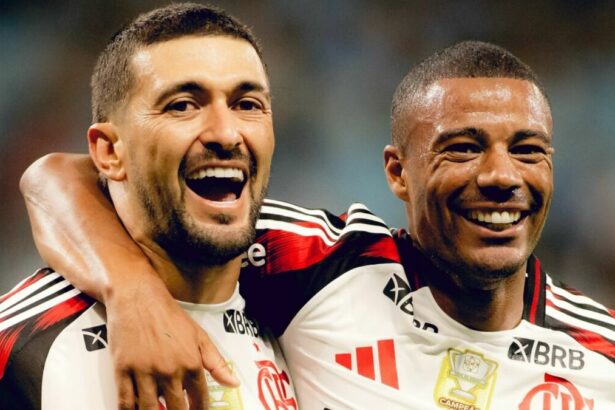 Arrascaeta e De la Cruz sorridentes com a camisa do Flamengo