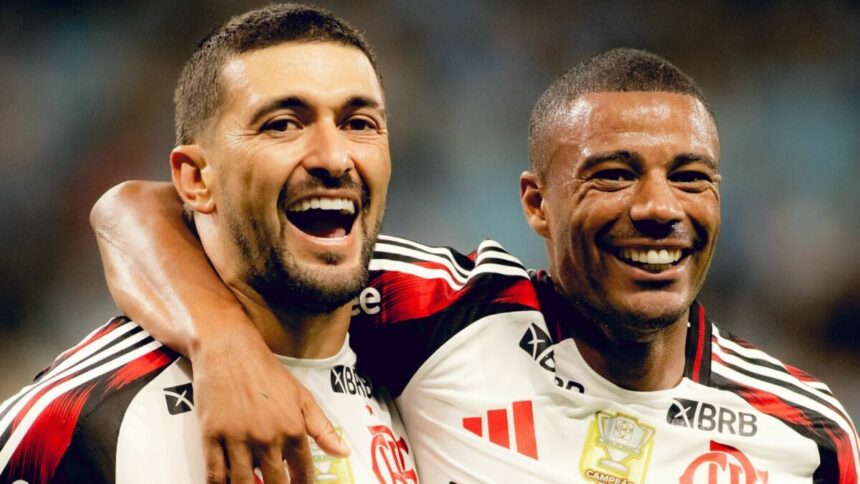 Arrascaeta e De la Cruz sorridentes com a camisa do Flamengo