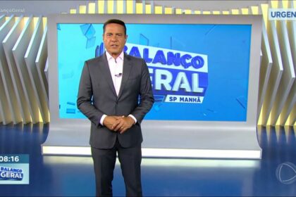 Willian Leite em pé no centro do cenário do Balanço Geral Manhã