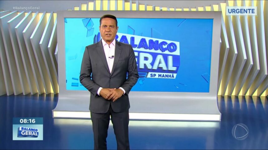Willian Leite em pé no centro do cenário do Balanço Geral Manhã