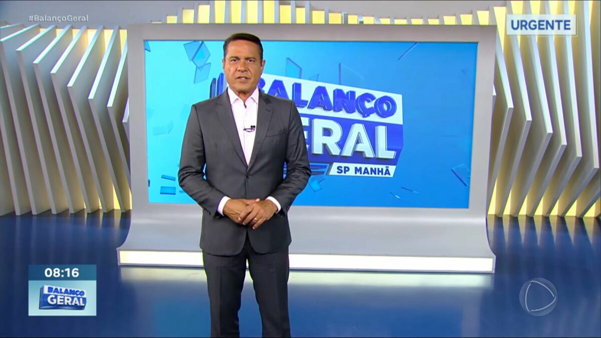 Willian Leite em pé no centro do cenário do Balanço Geral Manhã