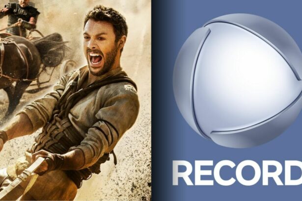 Judah Ben Hur (Jack Huston) em cima de uma biga gritando em cena do filme Ben-Hur 2016. Logo da RECORD em fundo Azul