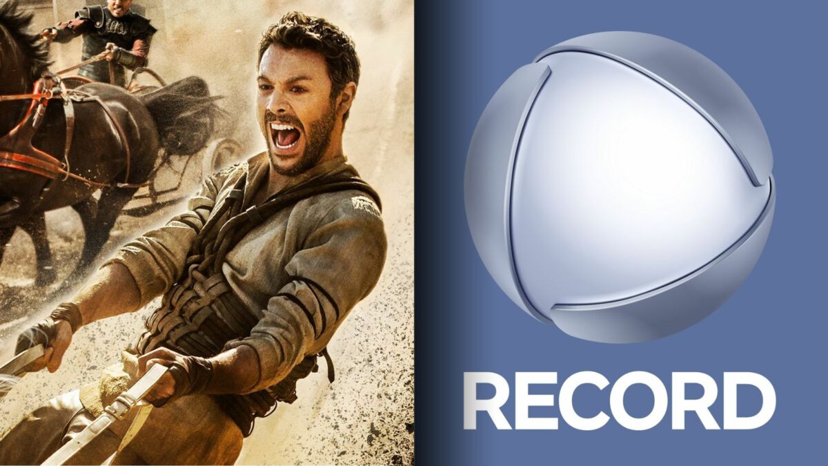 Judah Ben Hur (Jack Huston) em cima de uma biga gritando em cena do filme Ben-Hur 2016. Logo da RECORD em fundo Azul
