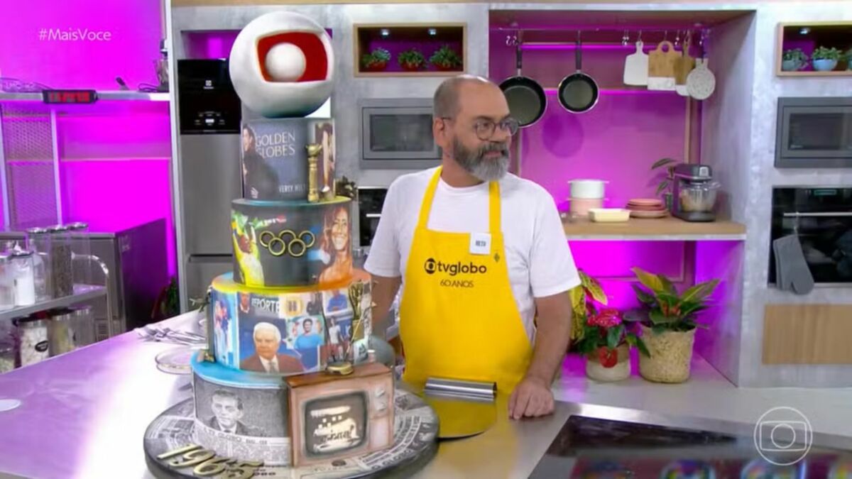 Beto Jambeiro, ao lado do Bolo com recheio de doce de leite e mix de castanhas no Mais Você