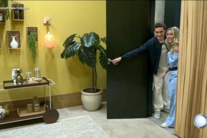 Bia e Guilherme Seta entrando no Quarto Abacaxi do Power Couple Brasil 7