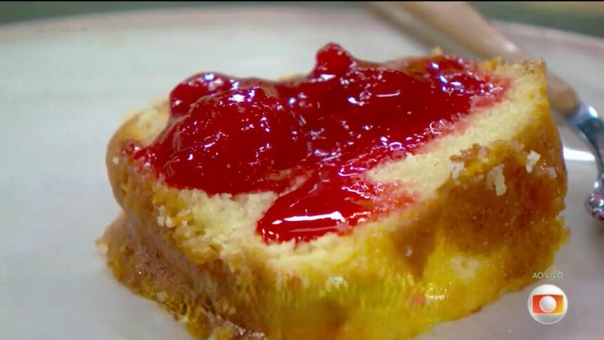 Pedaço de Bolo de Laranja molhadinho com uma geleia de cor vermelha por cima no prato do Mais Você