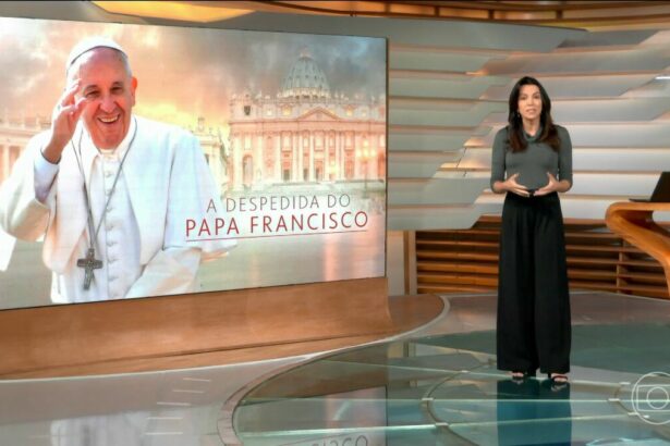Ana Paula Araújo, em frente ao telão, na cobertura da morte do Papa Francisco
