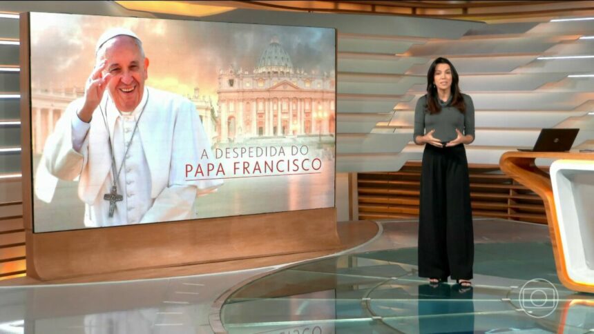 Ana Paula Araújo, em frente ao telão, na cobertura da morte do Papa Francisco