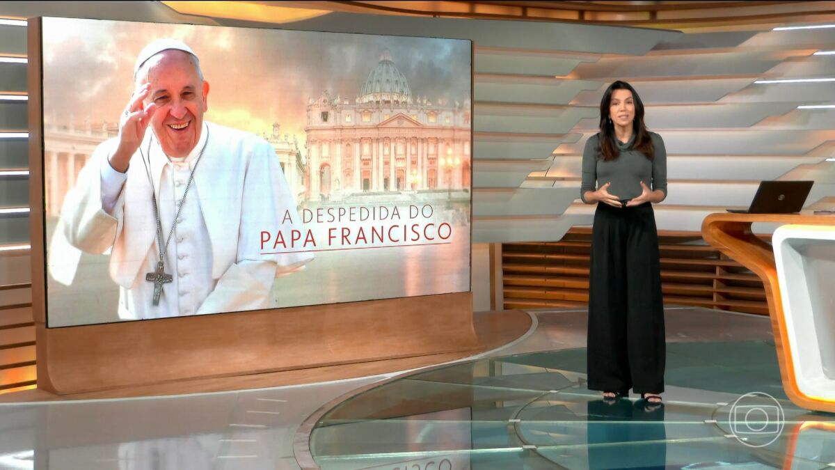 Ana Paula Araújo, em frente ao telão, na cobertura da morte do Papa Francisco