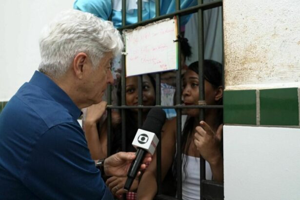 Caco Barcellos entrevistando uma detenta na prisão, em trecho do Profissão Repórter