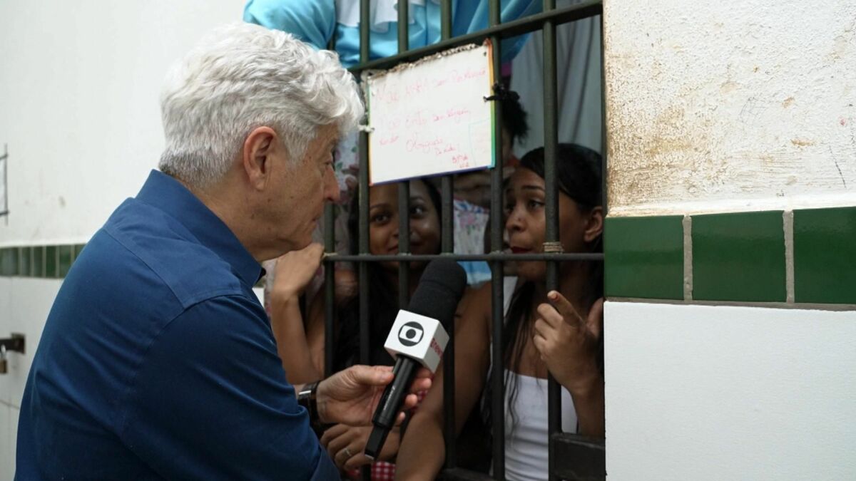 Caco Barcellos entrevistando uma detenta na prisão, em trecho do Profissão Repórter