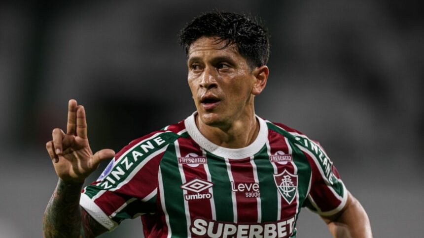 Cano falando o sinal do L com a mão, ao comemorar gol pelo Fluminense