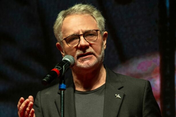 Carlos Henrique Schroder discursando em um evento