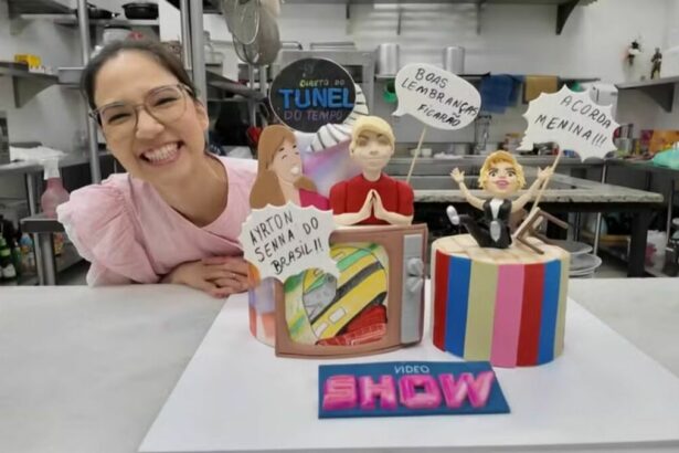 Carol Niwa sorridente ao lado do seu bolo no reality Bolo de Aniversário da TV Globo