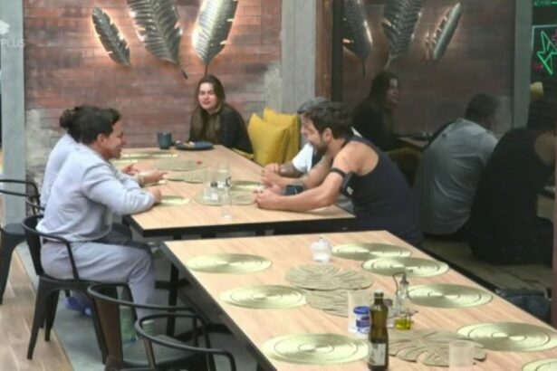 Gretchen e Esdras, Rayanne Morais e Victor Pecoraro em conversa na cozinha do Power Couple