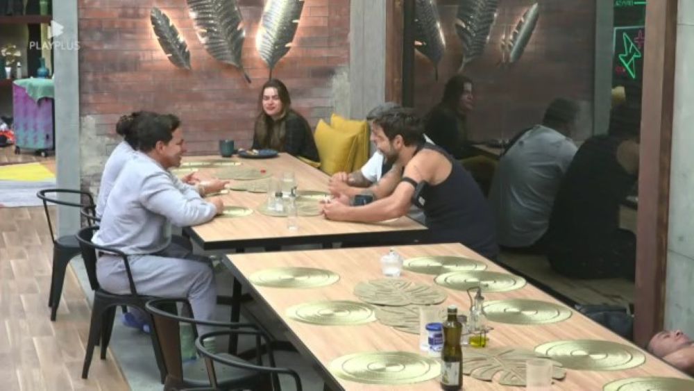 Gretchen e Esdras, Rayanne Morais e Victor Pecoraro em conversa na cozinha do Power Couple
