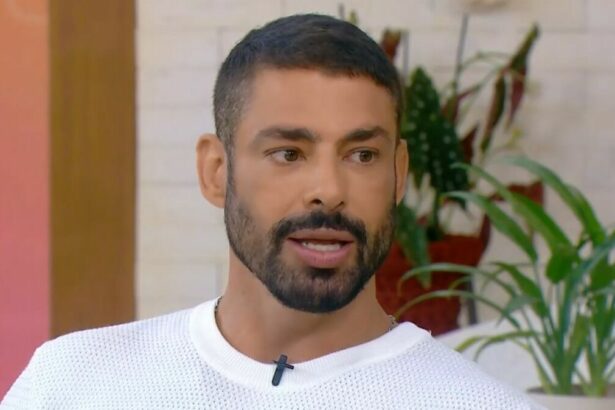 Cauã Reymond de roupa branca, em trecho de entrevista ao Mais Você