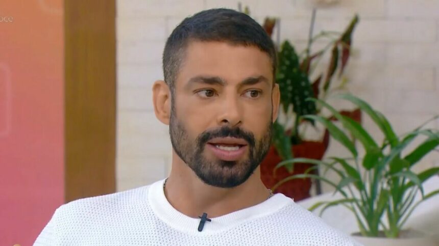 Cauã Reymond de roupa branca, em trecho de entrevista ao Mais Você