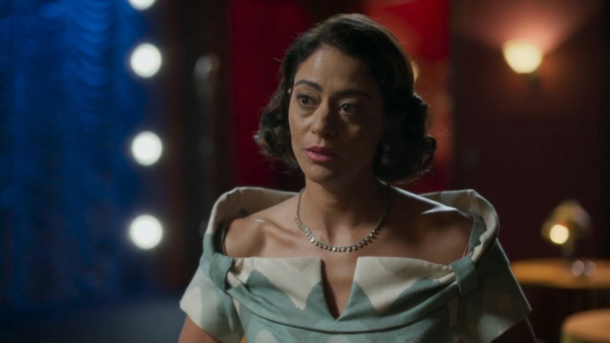 Clarice (Carol Castro) em trecho de capítulo da novela Garota do Momento