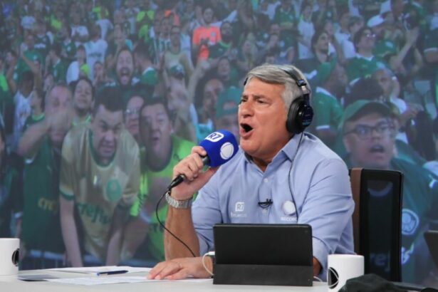 Cleber Machado nos bastidores de transmissão de jogo do Palmeiras na RECORD