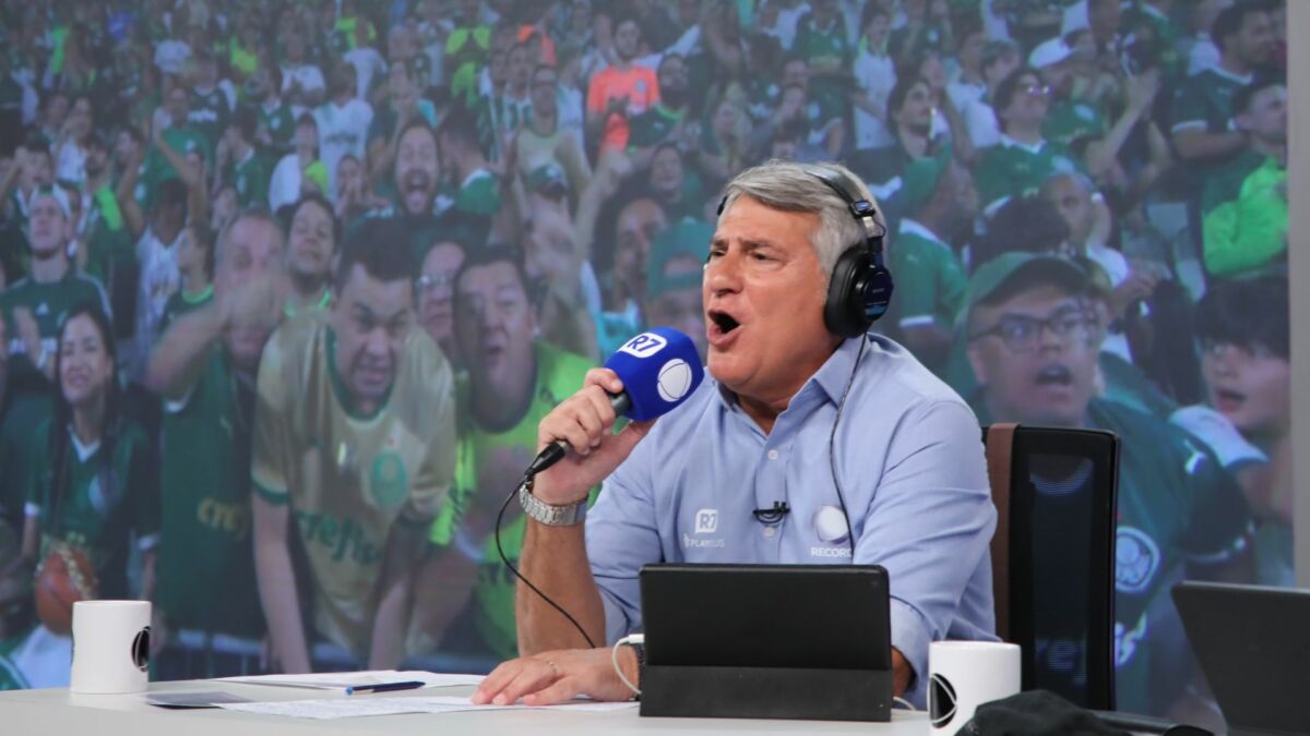 Cleber Machado nos bastidores de transmissão de jogo do Palmeiras na RECORD