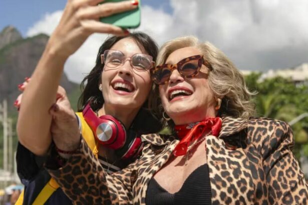 Tereza (Susana Vieira) e Laura (Valentina Herszage) em trecho do filme Coisa de Novela