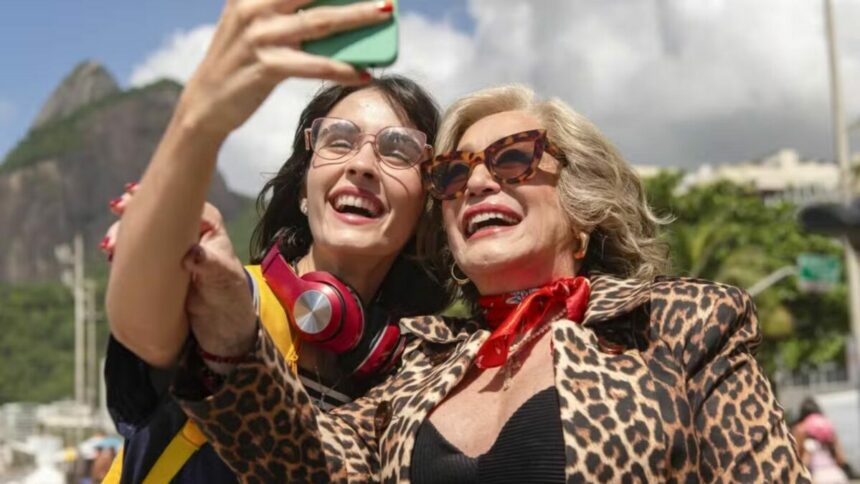 Tereza (Susana Vieira) e Laura (Valentina Herszage) em trecho do filme Coisa de Novela