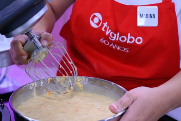 Confeiteira, com avental vermelho, em trecho do reality no Mais Você