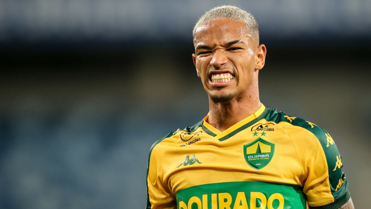 Volante Denilson, em campo, com a camisa do Cuiabá em jogo da Série B