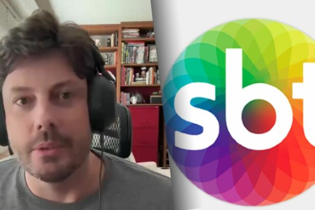 Danilo Gentili de fone de ouvido no escritório de sua casa e logo do SBT