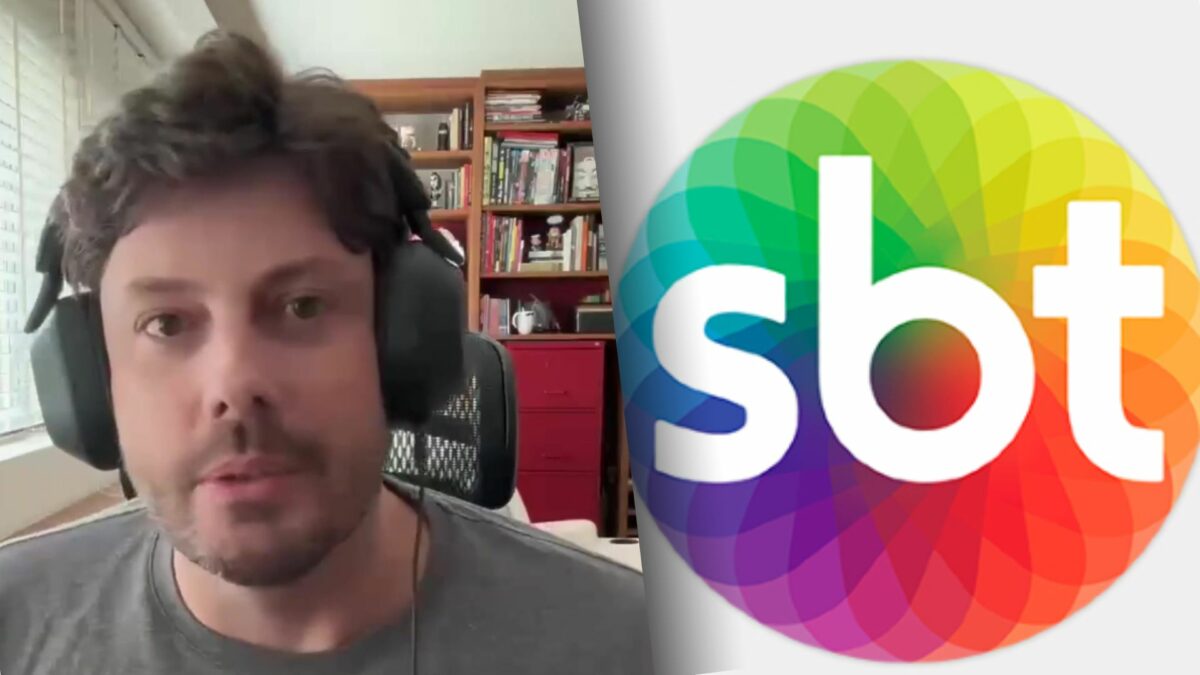 Danilo Gentili de fone de ouvido no escritório de sua casa e logo do SBT