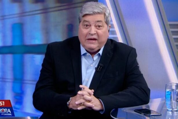 Datena, com semblante sério e triste, no cenário do Tá na Hora