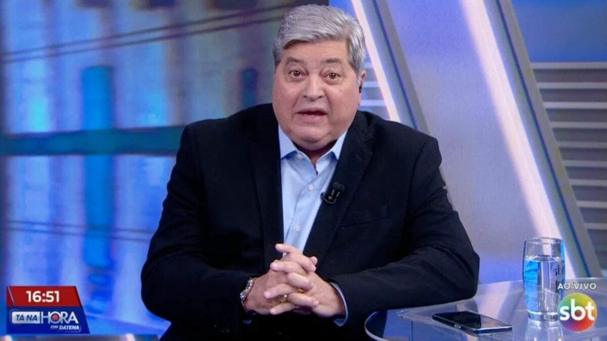 Datena, com semblante sério e triste, no cenário do Tá na Hora