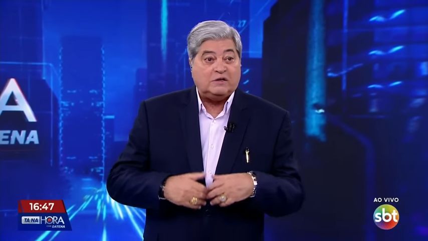 Datena com olhar espantado no estúdio do SBT