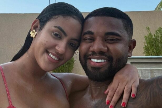 Davi Brito e Adriana Paula em foto posada juntos