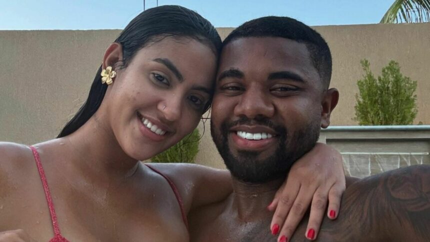 Davi Brito e Adriana Paula em foto posada juntos