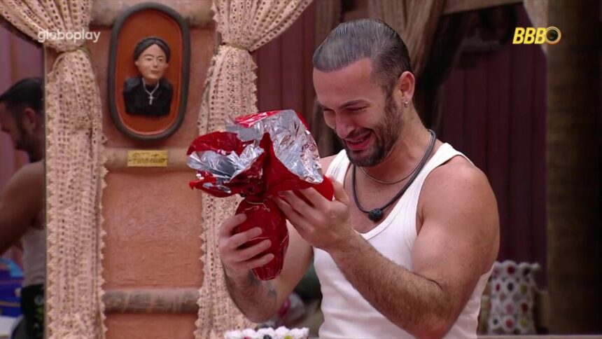 Diego Hypolito segurando um ovo de Páscoa em mãos no BBB 25