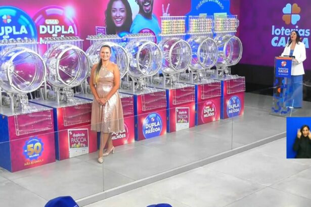 Assistente de palco na frente dos globos com as bolas do sorteio da Dupla de Páscoa 2025