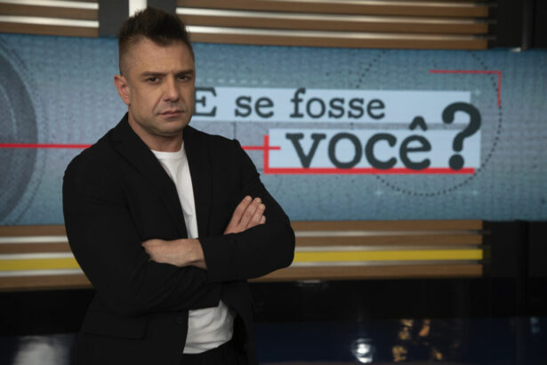 Elcio Coronato com o semblante fechado no estúdio do Hoje Em Dia em frente ao telão do matinal