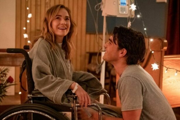 K.J. Apa e Britt Robertson em trecho do filme Enquanto Estivermos Juntos